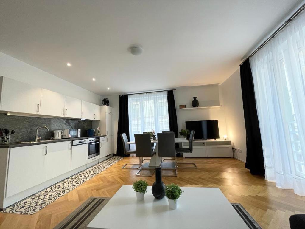 1St City La Opera Suites Wenen Buitenkant foto